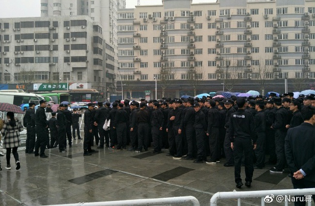 Hàng ngàn fan chầu chực dưới mưa, gây tắc nghẽn giao thông và trung tâm phải đóng cửa chỉ vì sự xuất hiện của Dương Mịch - Ảnh 3.