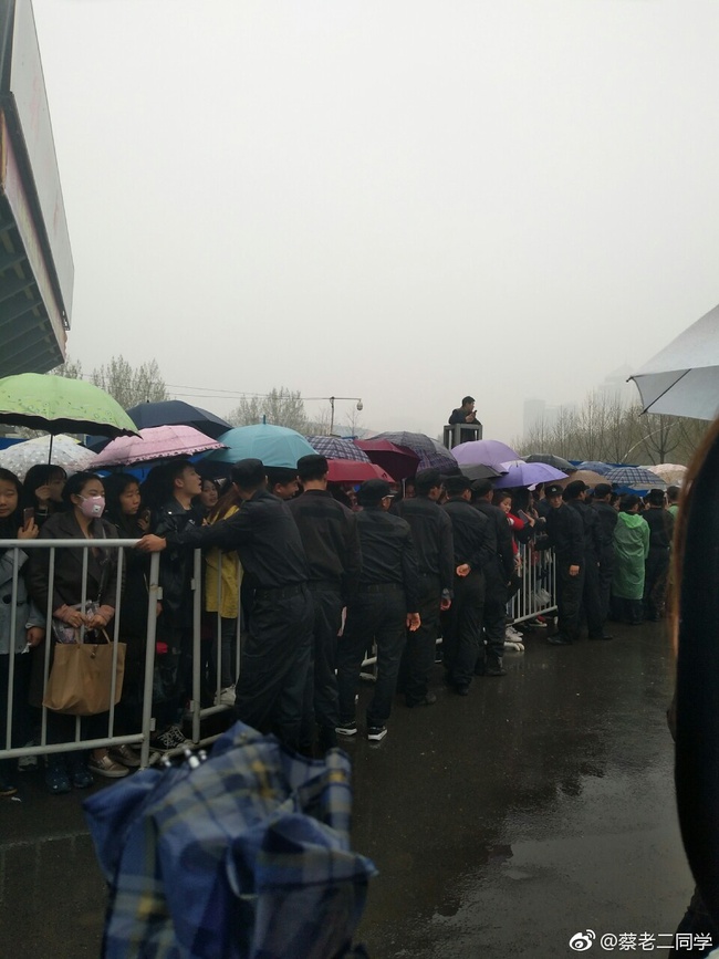 Hàng ngàn fan chầu chực dưới mưa, gây tắc nghẽn giao thông và trung tâm phải đóng cửa chỉ vì sự xuất hiện của Dương Mịch - Ảnh 2.