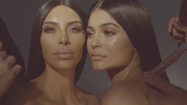 Kim siêu vòng 3 làm son cùng em gái Kylie Jenner, thu hút gần 4 triệu view sau nửa ngày up video quảng bá - Ảnh 3. Kim siêu vòng 3 làm son cùng em gái Kylie Jenner, thu hút gần 4 triệu view sau nửa ngày up video quảng bá - Ảnh 3.