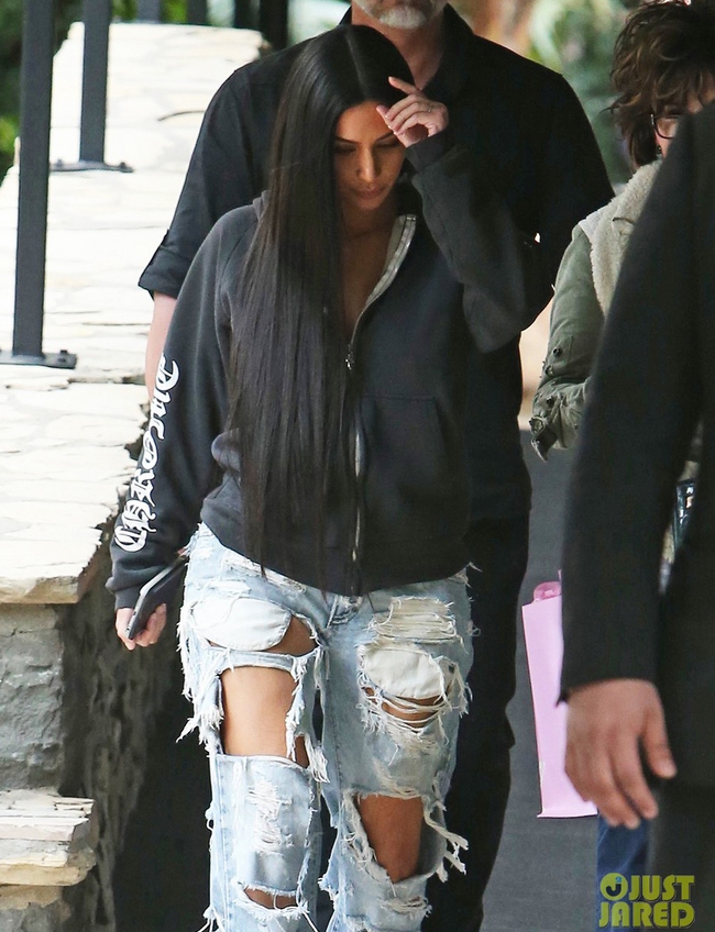 Kim Kardashian và cả một tủ những chiếc quần jeans trời hành - Ảnh 1.