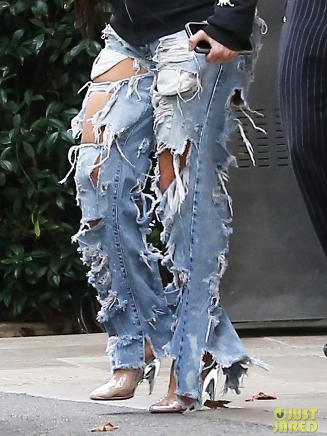 Kim Kardashian có cả một tủ những chiếc quần jeans 'trời hành'