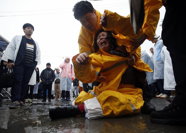 Loạt hình ám ảnh trong thảm kịch chìm phà Sewol cướp đi sinh mạng của gần 300 học sinh ở Hàn Quốc 3 năm trước - Ảnh 13.