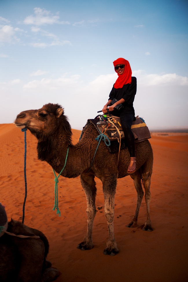 Suboi thích thú trải nghiệm vùng sa mạc khắc nghiệt Sahara - Ảnh 2. Suboi thích thú trải nghiệm vùng sa mạc khắc nghiệt Sahara - Ảnh 2.