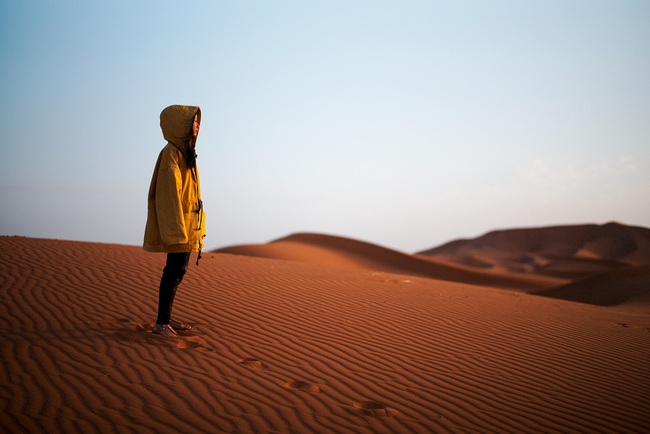 Suboi thích thú trải nghiệm vùng sa mạc khắc nghiệt Sahara - Ảnh 3. Suboi thích thú trải nghiệm vùng sa mạc khắc nghiệt Sahara - Ảnh 3.