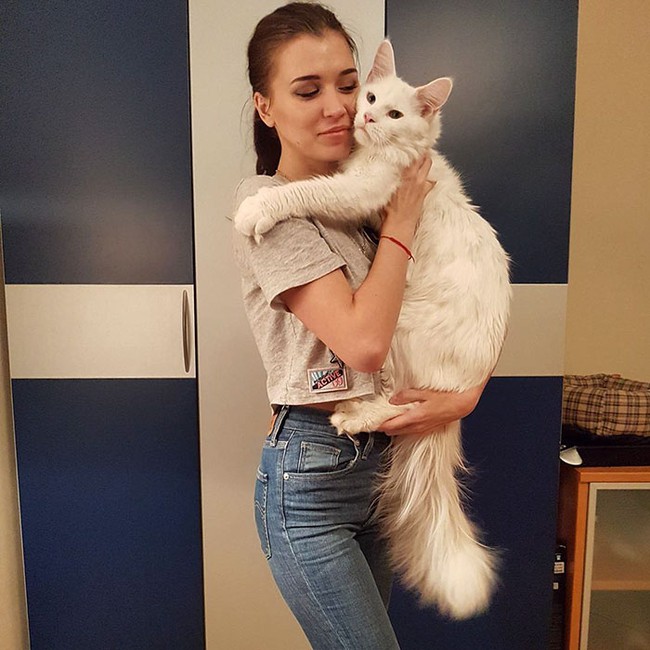 maine-coon-cat-hugs-owner-tihon-27-14935