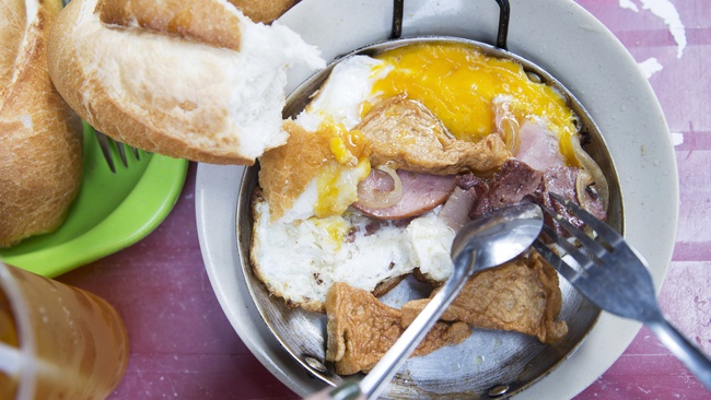 Món bánh mì chảo Sài Gòn được báo chí nước ngoài ca ngợi - Bạn ăn chưa? - Ảnh 2. Món bánh mì chảo Sài Gòn được báo chí nước ngoài ca ngợi - Bạn ăn chưa? - Ảnh 2.