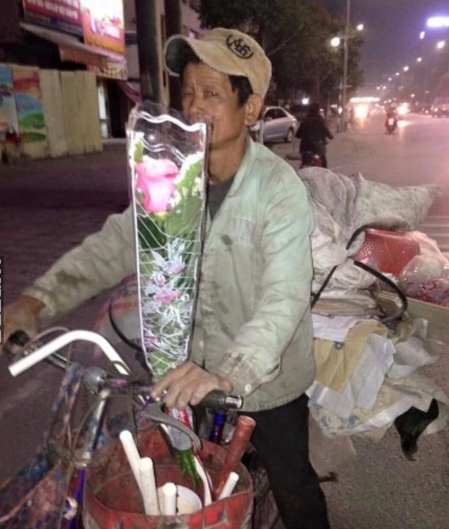 Hình ảnh đẹp nhất ngày 8/3: Người đàn ông lượm ve chai mua hoa về tặng vợ - Ảnh 1.