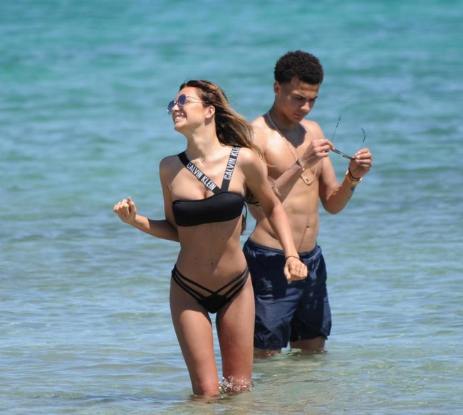 Dele Alli về vùng biển vắng cùng bạn gái người mẫu nội y - Ảnh 1. Dele Alli về vùng biển vắng cùng bạn gái người mẫu nội y - Ảnh 1.
