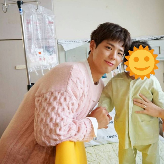 Hết Park Bo Gum, lại đến Song Joong Ki gây náo loạn khi làm từ thiện ở bệnh viện nhi - Ảnh 8.