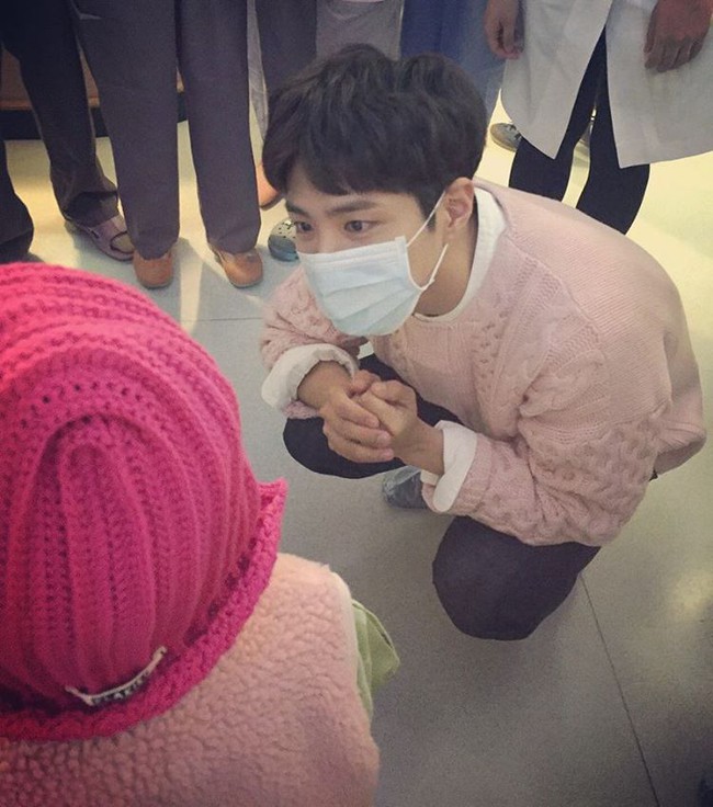 Hết Park Bo Gum, lại đến Song Joong Ki gây náo loạn khi làm từ thiện ở bệnh viện nhi - Ảnh 9.