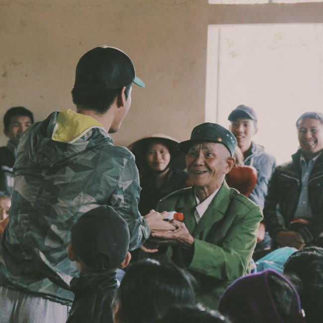 Phan Anh trao quà cho bà con Quảng Nam: nụ cười hạnh phúc những ngày giáp Tết - Ảnh 7.