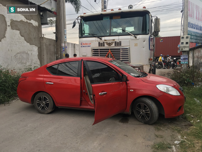 Xế hộp Nissan bị xe container đẩy lùi hàng chục mét, anh trai đạp cửa cứu 2 em - Ảnh 2.