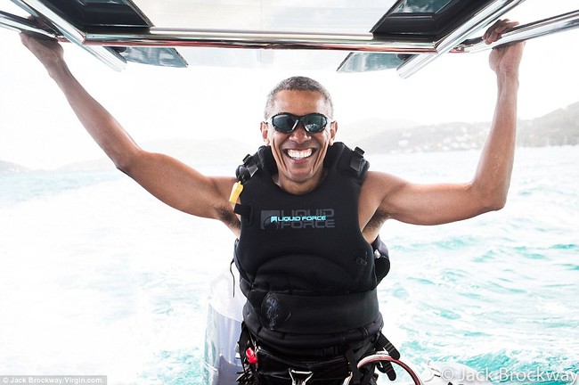 Không chỉ chơi golf giỏi, Tổng thống Barack Obama còn lướt ván diều rất chuyên nghiệp - Ảnh 1.