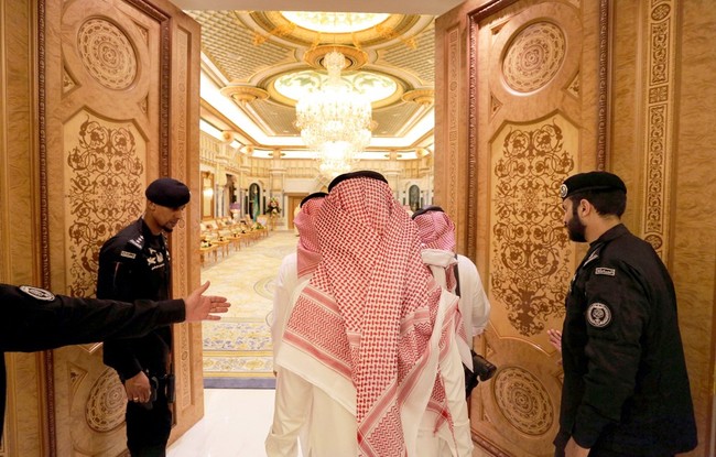 Cuộc sống xa hoa của quốc vương Saudi Arabia tại quê nhà - Ảnh 1.