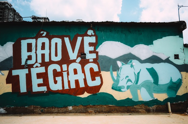 Biến hóa 17 bức tường trong con hẻm Sài Gòn thành những bức vẽ graffiti thú vị về loài tê giác - Ảnh 2.