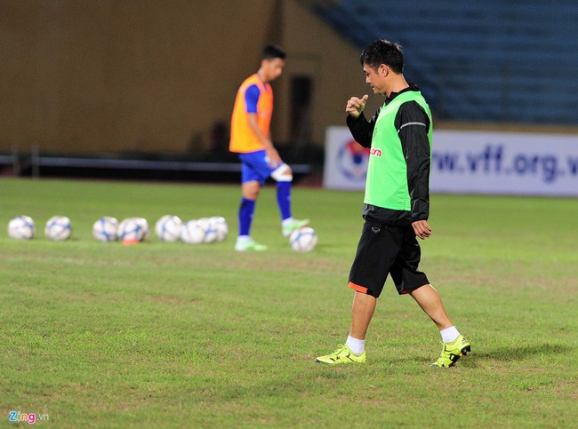 Cận cảnh mặt ruộng khiến HLV Hữu Thắng lo phát sốt - Ảnh 1.