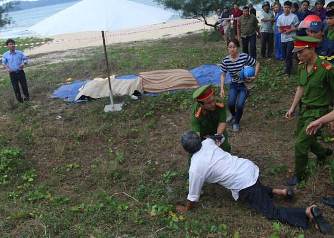 Cha mẹ khóc ngất bên thi thể 3 học sinh lớp 9 chết đuối tại biển Đà Nẵng - Ảnh 2.