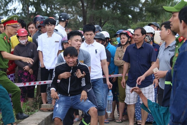 Cha mẹ khóc ngất bên thi thể 3 học sinh lớp 9 chết đuối tại biển Đà Nẵng - Ảnh 4.