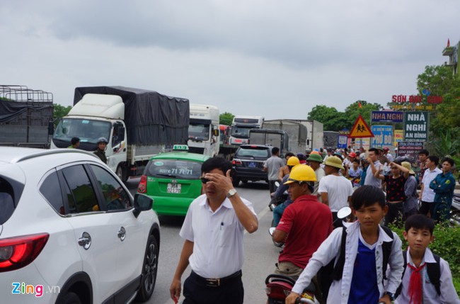Xe tang bốc cháy ngùn ngụt giữa quốc lộ - Ảnh 3. Xe tang bốc cháy ngùn ngụt giữa quốc lộ - Ảnh 3.