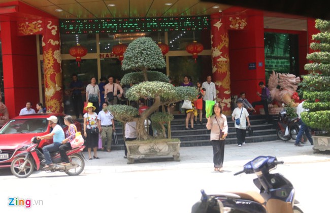 Trụ sở Thiên Ngọc Minh Uy vẫn tấp nập sau 15 ngày xin tự chết - Ảnh 3. Trụ sở Thiên Ngọc Minh Uy vẫn tấp nập sau 15 ngày xin tự chết - Ảnh 3.