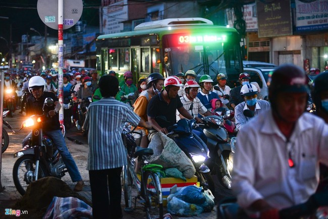 Cảnh kẹt xe không lối thoát ở Sài Gòn - Ảnh 9.