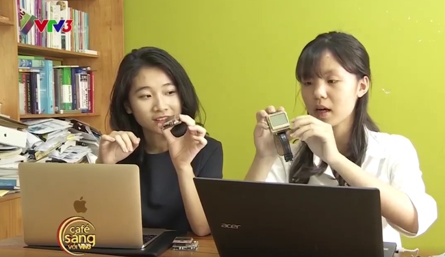 Hai nữ sinh lớp 11 Hải Phòng chế tạo đồng hồ thông minh giúp người câm điếc nói chuyện - Ảnh 6.
