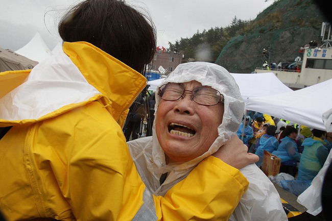 Loạt hình ám ảnh trong thảm kịch chìm phà Sewol cướp đi sinh mạng của gần 300 học sinh ở Hàn Quốc 3 năm trước - Ảnh 12.
