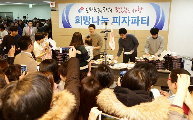 Hết Park Bo Gum, lại đến Song Joong Ki gây náo loạn khi làm từ thiện ở bệnh viện nhi - Ảnh 6.