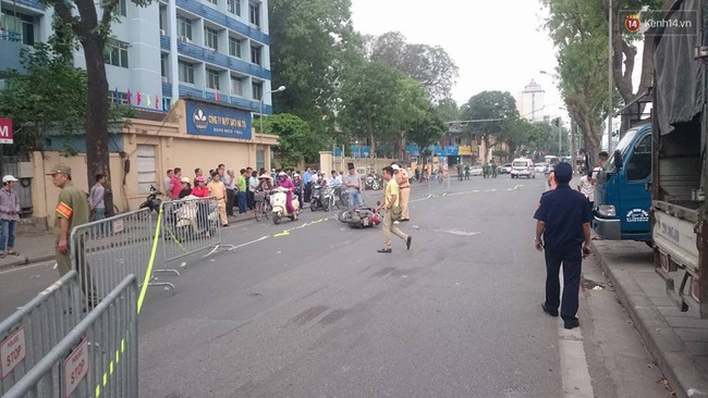 Hà Nội: Nam thanh niên đang chạy xe máy bất ngờ ngã ra đường, tử vong tại chỗ - Ảnh 2. Hà Nội: Nam thanh niên đang chạy xe máy bất ngờ ngã ra đường, tử vong tại chỗ - Ảnh 2.
