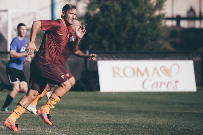 Tạm biệt Francesco Totti, Hoàng tử trung kiên của thành Rome - Ảnh 6. Tạm biệt Francesco Totti, Hoàng tử trung kiên của thành Rome - Ảnh 6.