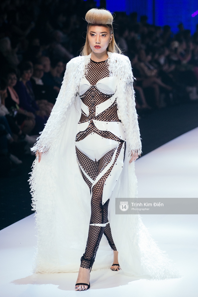 Thanh Hằng đặt cái kết hoàn hảo cho VIFW, Lê Thúy bất ngờ catwalk trong show Lê Thanh Hòa - Ảnh 20. Thanh Hằng đặt cái kết hoàn hảo cho VIFW, Lê Thúy bất ngờ catwalk trong show Lê Thanh Hòa - Ảnh 20.