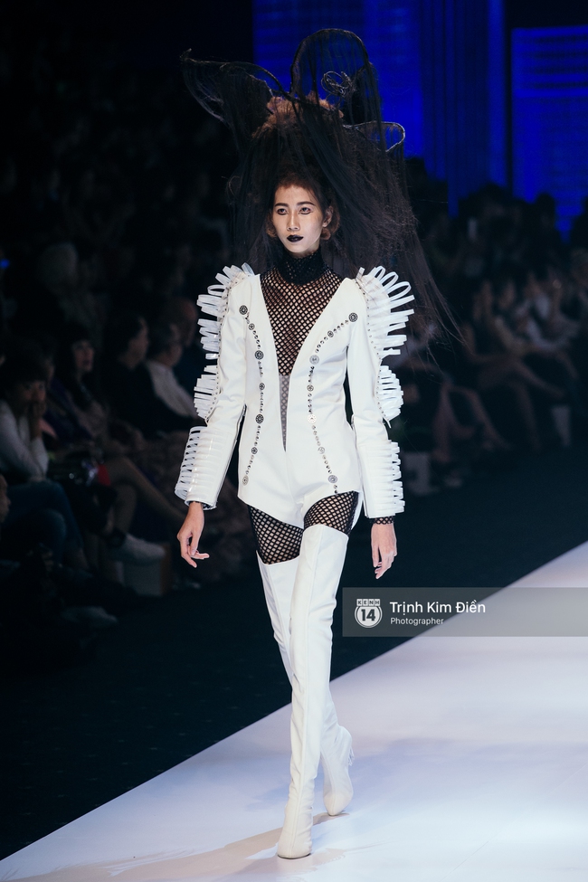 Thanh Hằng đặt cái kết hoàn hảo cho VIFW, Lê Thúy bất ngờ catwalk trong show Lê Thanh Hòa - Ảnh 21. Thanh Hằng đặt cái kết hoàn hảo cho VIFW, Lê Thúy bất ngờ catwalk trong show Lê Thanh Hòa - Ảnh 21.