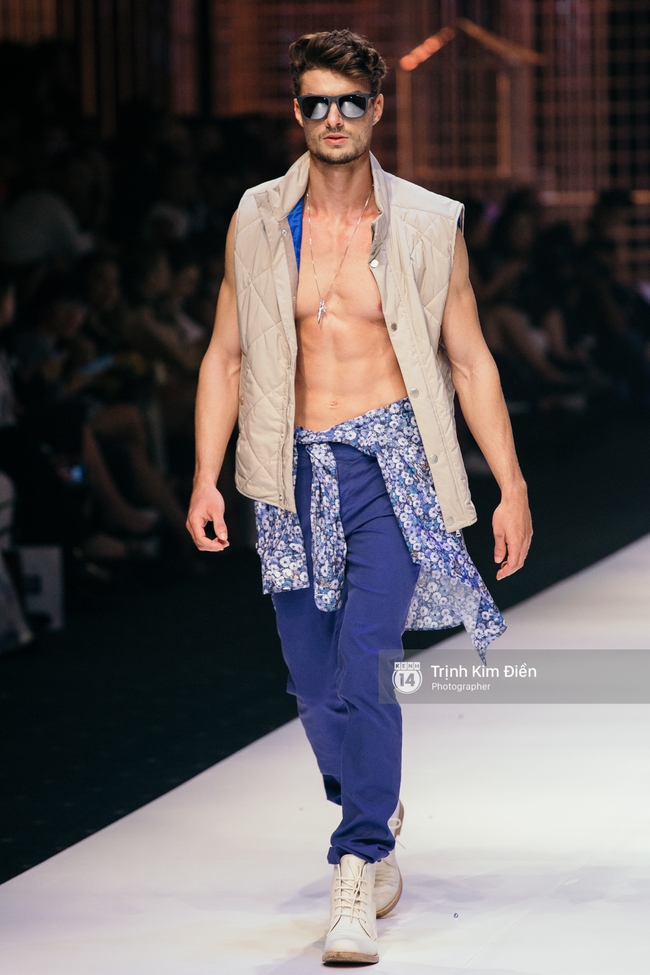 Thanh Hằng đặt cái kết hoàn hảo cho VIFW, Lê Thúy bất ngờ catwalk trong show Lê Thanh Hòa - Ảnh 39. Thanh Hằng đặt cái kết hoàn hảo cho VIFW, Lê Thúy bất ngờ catwalk trong show Lê Thanh Hòa - Ảnh 39.