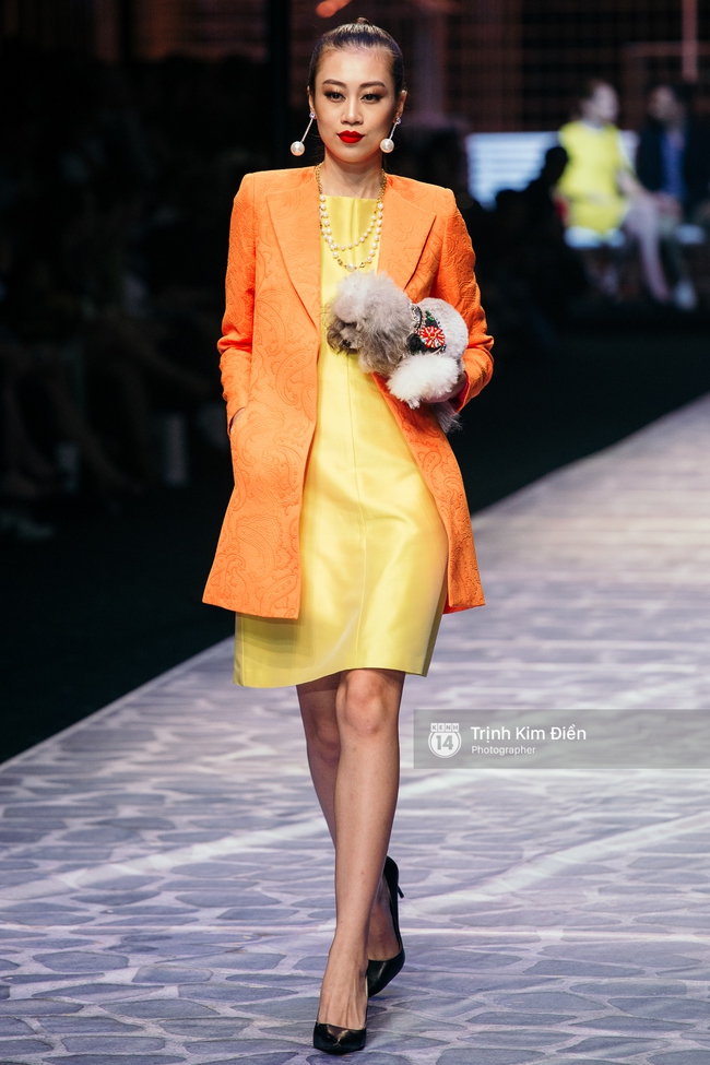 Thanh Hằng đặt cái kết hoàn hảo cho VIFW, Lê Thúy bất ngờ catwalk trong show Lê Thanh Hòa - Ảnh 40. Thanh Hằng đặt cái kết hoàn hảo cho VIFW, Lê Thúy bất ngờ catwalk trong show Lê Thanh Hòa - Ảnh 40.