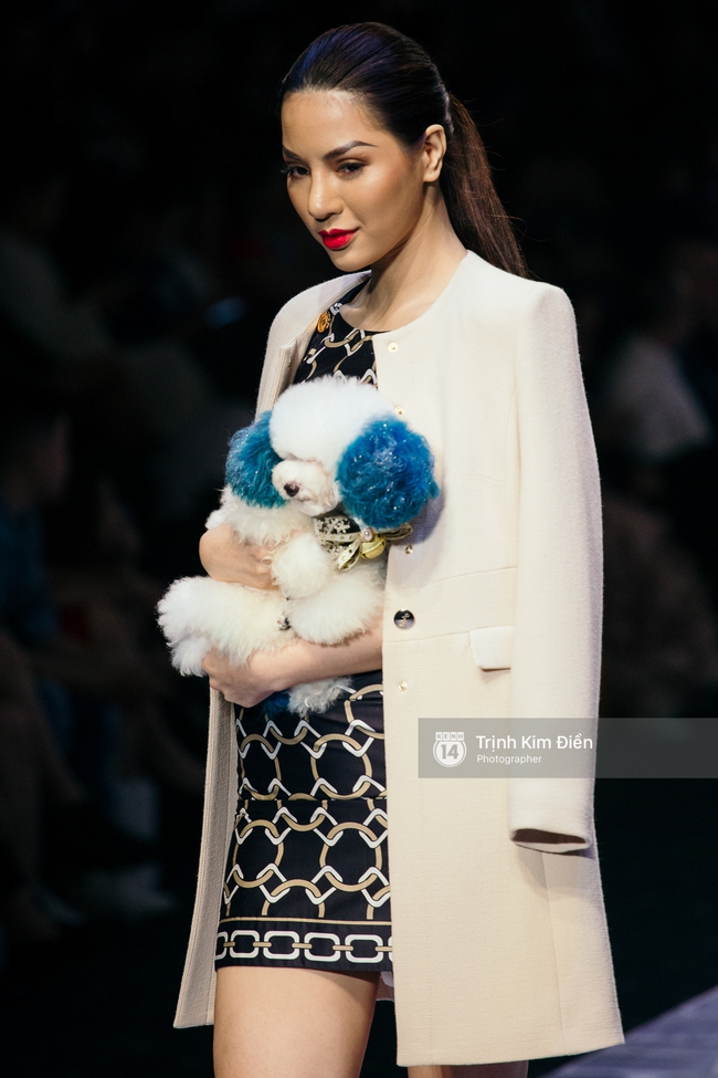 Thanh Hằng đặt cái kết hoàn hảo cho VIFW, Lê Thúy bất ngờ catwalk trong show Lê Thanh Hòa - Ảnh 42. Thanh Hằng đặt cái kết hoàn hảo cho VIFW, Lê Thúy bất ngờ catwalk trong show Lê Thanh Hòa - Ảnh 42.