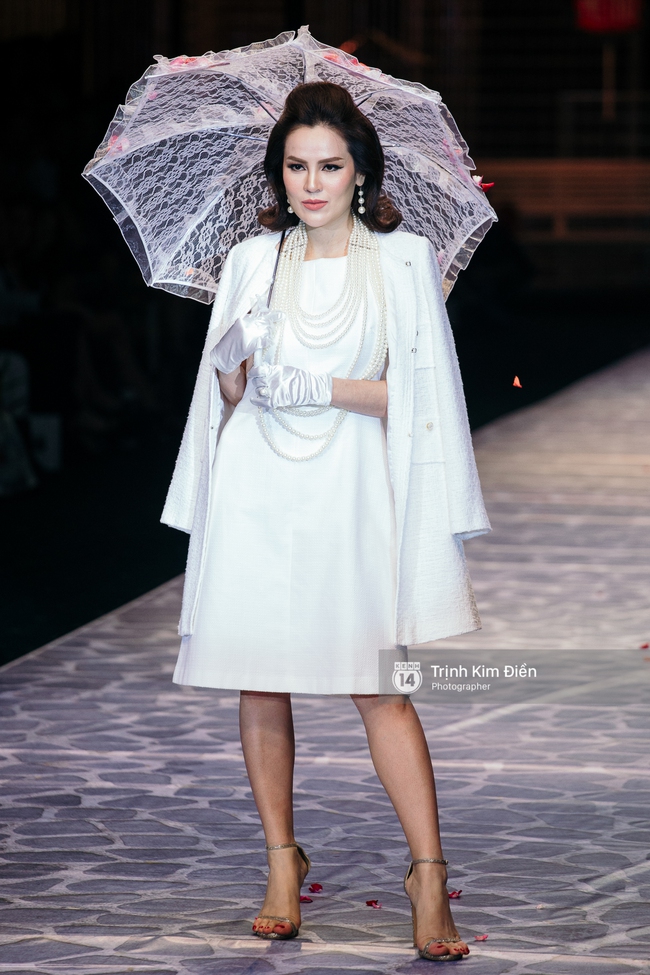 Thanh Hằng đặt cái kết hoàn hảo cho VIFW, Lê Thúy bất ngờ catwalk trong show Lê Thanh Hòa - Ảnh 44. Thanh Hằng đặt cái kết hoàn hảo cho VIFW, Lê Thúy bất ngờ catwalk trong show Lê Thanh Hòa - Ảnh 44.