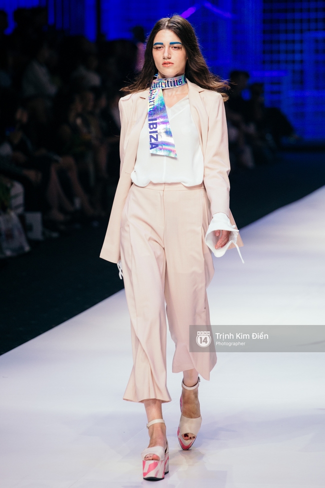 Thanh Hằng đặt cái kết hoàn hảo cho VIFW, Lê Thúy bất ngờ catwalk trong show Lê Thanh Hòa - Ảnh 25. Thanh Hằng đặt cái kết hoàn hảo cho VIFW, Lê Thúy bất ngờ catwalk trong show Lê Thanh Hòa - Ảnh 25.