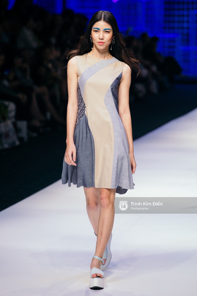 Thanh Hằng đặt cái kết hoàn hảo cho VIFW, Lê Thúy bất ngờ catwalk trong show Lê Thanh Hòa - Ảnh 26. Thanh Hằng đặt cái kết hoàn hảo cho VIFW, Lê Thúy bất ngờ catwalk trong show Lê Thanh Hòa - Ảnh 26.
