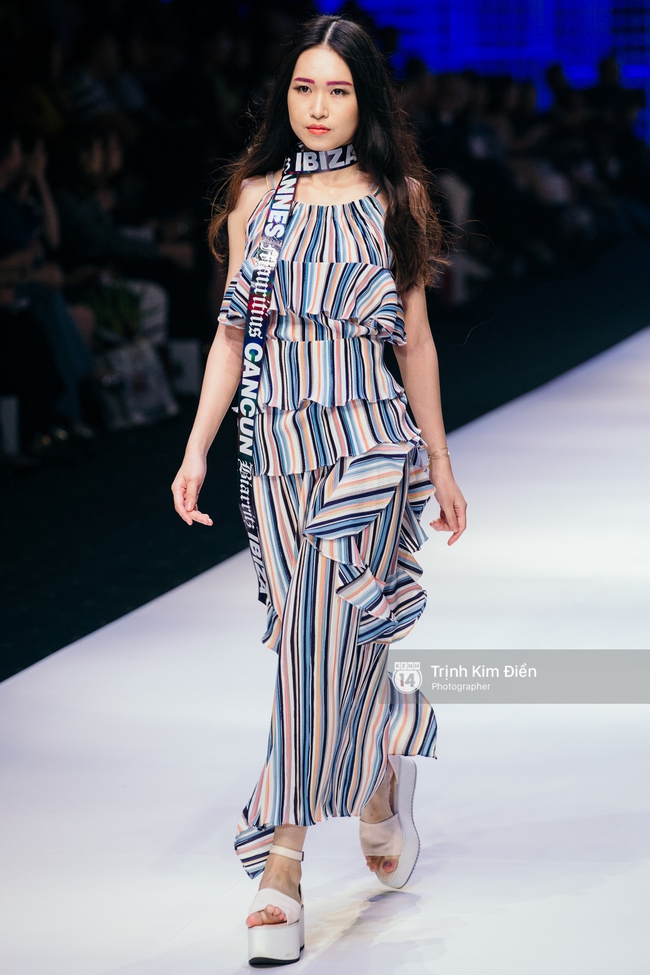 Thanh Hằng đặt cái kết hoàn hảo cho VIFW, Lê Thúy bất ngờ catwalk trong show Lê Thanh Hòa - Ảnh 28. Thanh Hằng đặt cái kết hoàn hảo cho VIFW, Lê Thúy bất ngờ catwalk trong show Lê Thanh Hòa - Ảnh 28.