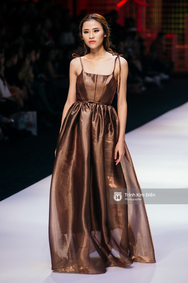 Thanh Hằng đặt cái kết hoàn hảo cho VIFW, Lê Thúy bất ngờ catwalk trong show Lê Thanh Hòa - Ảnh 15. Thanh Hằng đặt cái kết hoàn hảo cho VIFW, Lê Thúy bất ngờ catwalk trong show Lê Thanh Hòa - Ảnh 15.