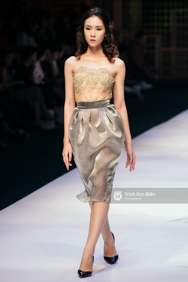 Thanh Hằng đặt cái kết hoàn hảo cho VIFW, Lê Thúy bất ngờ catwalk trong show Lê Thanh Hòa - Ảnh 16. Thanh Hằng đặt cái kết hoàn hảo cho VIFW, Lê Thúy bất ngờ catwalk trong show Lê Thanh Hòa - Ảnh 16.