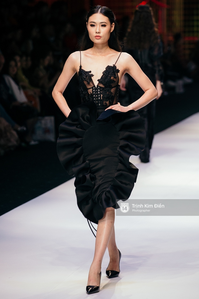 Thanh Hằng đặt cái kết hoàn hảo cho VIFW, Lê Thúy bất ngờ catwalk trong show Lê Thanh Hòa - Ảnh 18. Thanh Hằng đặt cái kết hoàn hảo cho VIFW, Lê Thúy bất ngờ catwalk trong show Lê Thanh Hòa - Ảnh 18.