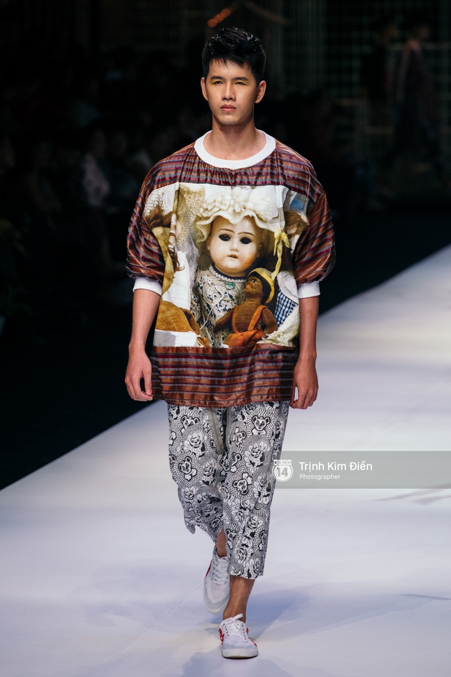 Thanh Hằng đặt cái kết hoàn hảo cho VIFW, Lê Thúy bất ngờ catwalk trong show Lê Thanh Hòa - Ảnh 32. Thanh Hằng đặt cái kết hoàn hảo cho VIFW, Lê Thúy bất ngờ catwalk trong show Lê Thanh Hòa - Ảnh 32.