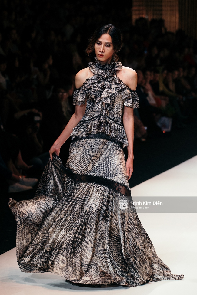 Thanh Hằng đặt cái kết hoàn hảo cho VIFW, Lê Thúy bất ngờ catwalk trong show Lê Thanh Hòa - Ảnh 6. Thanh Hằng đặt cái kết hoàn hảo cho VIFW, Lê Thúy bất ngờ catwalk trong show Lê Thanh Hòa - Ảnh 6.