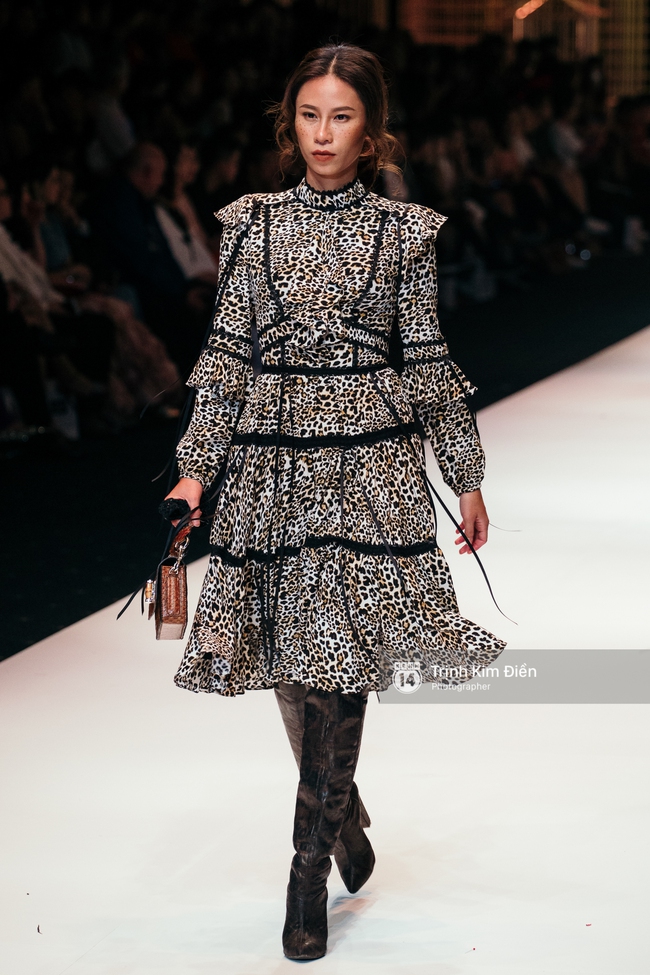Thanh Hằng đặt cái kết hoàn hảo cho VIFW, Lê Thúy bất ngờ catwalk trong show Lê Thanh Hòa - Ảnh 7. Thanh Hằng đặt cái kết hoàn hảo cho VIFW, Lê Thúy bất ngờ catwalk trong show Lê Thanh Hòa - Ảnh 7.