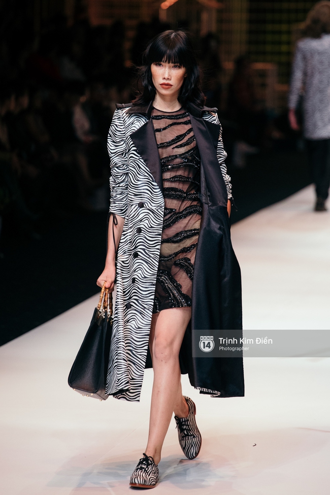 Thanh Hằng đặt cái kết hoàn hảo cho VIFW, Lê Thúy bất ngờ catwalk trong show Lê Thanh Hòa - Ảnh 8. Thanh Hằng đặt cái kết hoàn hảo cho VIFW, Lê Thúy bất ngờ catwalk trong show Lê Thanh Hòa - Ảnh 8.