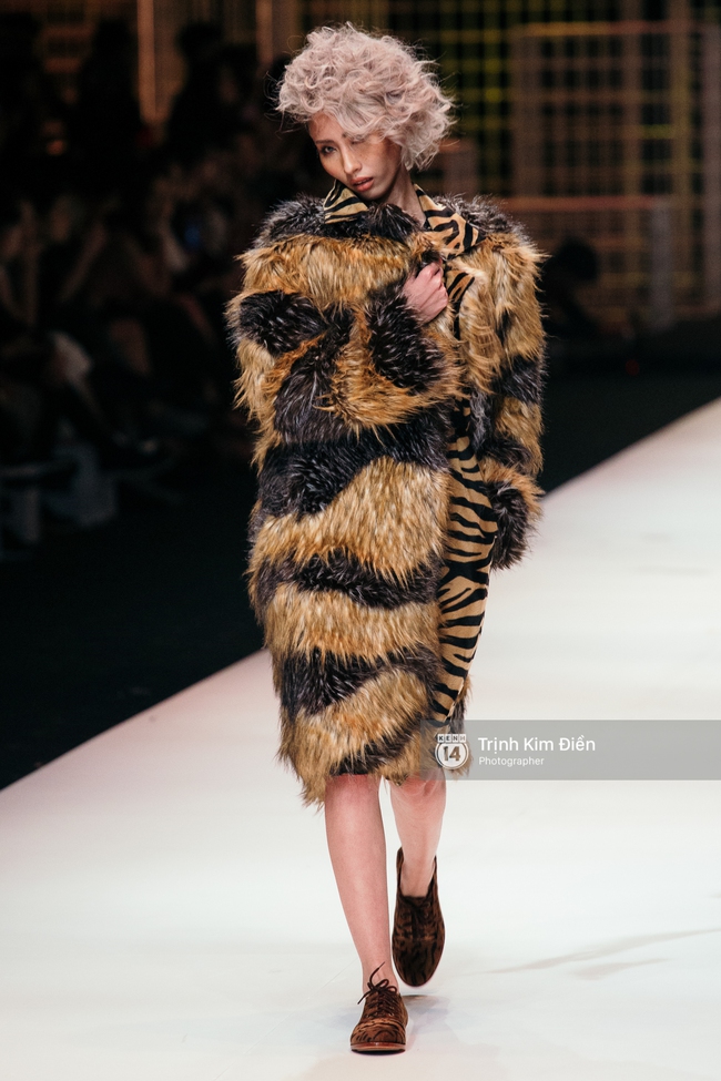 Thanh Hằng đặt cái kết hoàn hảo cho VIFW, Lê Thúy bất ngờ catwalk trong show Lê Thanh Hòa - Ảnh 10. Thanh Hằng đặt cái kết hoàn hảo cho VIFW, Lê Thúy bất ngờ catwalk trong show Lê Thanh Hòa - Ảnh 10.