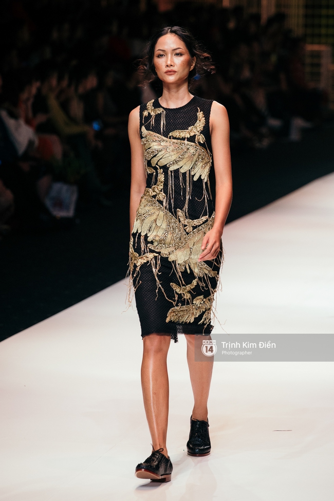 Thanh Hằng đặt cái kết hoàn hảo cho VIFW, Lê Thúy bất ngờ catwalk trong show Lê Thanh Hòa - Ảnh 12. Thanh Hằng đặt cái kết hoàn hảo cho VIFW, Lê Thúy bất ngờ catwalk trong show Lê Thanh Hòa - Ảnh 12.