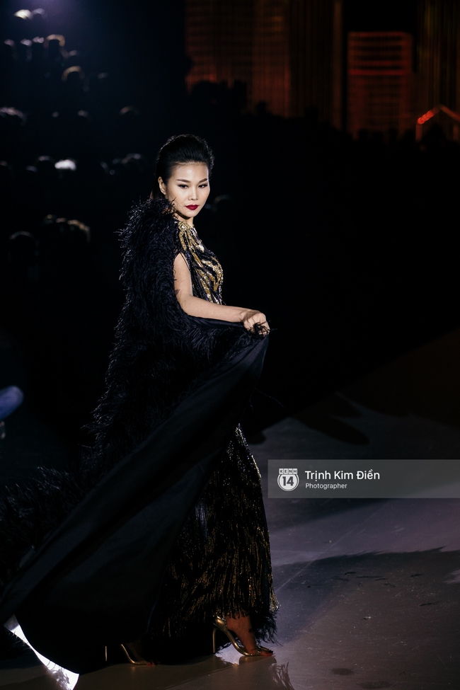 Thanh Hằng đặt cái kết hoàn hảo cho VIFW, Lê Thúy bất ngờ catwalk trong show Lê Thanh Hòa - Ảnh 3. Thanh Hằng đặt cái kết hoàn hảo cho VIFW, Lê Thúy bất ngờ catwalk trong show Lê Thanh Hòa - Ảnh 3.