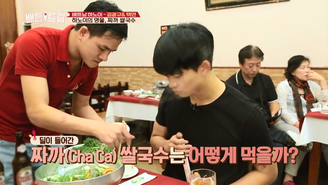 Clip: Taecyeon (2PM) nhăn mặt khi ăn phở cay, thích thú đi nhậu tại Việt Nam! - Ảnh 13. Clip: Taecyeon (2PM) nhăn mặt khi ăn phở cay, thích thú đi nhậu tại Việt Nam! - Ảnh 13.